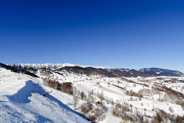 Зимний пейзаж с горами Пьятра Крайулуй, Румыния . — стоковое фото