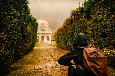 kadın turist Romanya seyahat. eski Roma İmparatorluğu'nun, resor