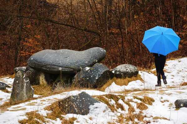 Touristin auf Reisen durch Rumänien. trovanti, costesti valc — Stockfoto