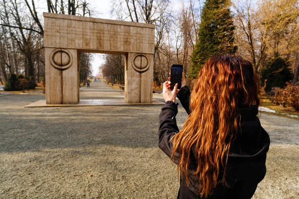 Turista viajando a través de Rumania. Targu Jiu, puerta de besos — Foto de Stock