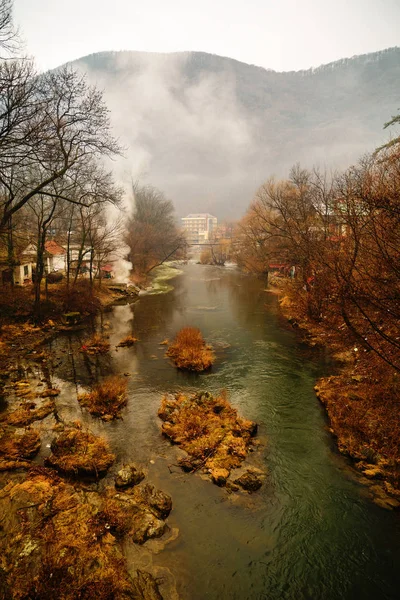 Peisaj frumos cu ceață pe râul Cerna — Fotografie, imagine de stoc