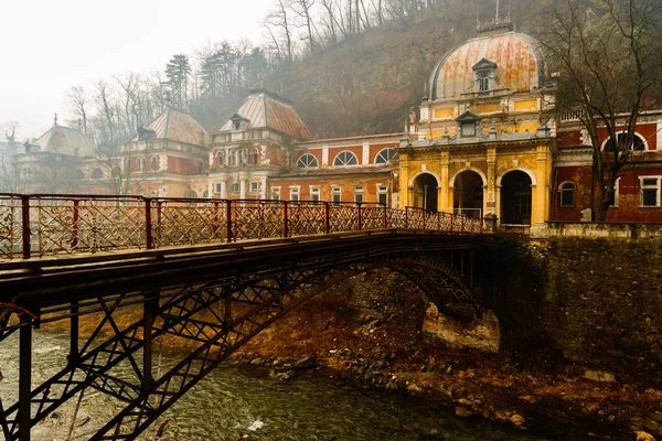 Clădiri vechi abandonate în orașul spa roman din România, Mehedi — Fotografie, imagine de stoc