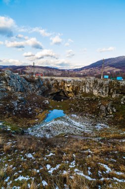 Tanrı'nın Bridge, Romanya'da doğal bir köprü ile manzara