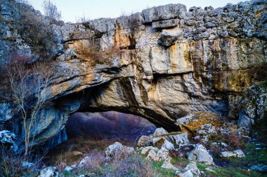 Tanrı'nın Bridge, Romanya'da doğal bir köprü ile manzara