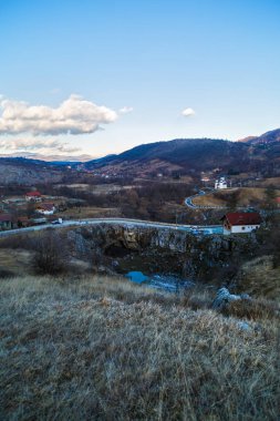 Tanrı'nın Bridge, Romanya'da doğal bir köprü ile manzara
