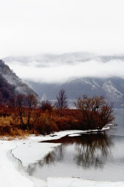 Hermoso paisaje con un río de montaña en invierno — Foto de Stock