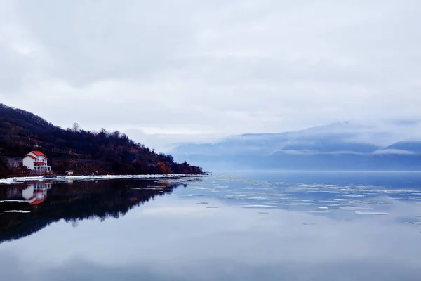 Schöne Landschaft mit einem Gebirgsfluss im Winter — Stockfoto