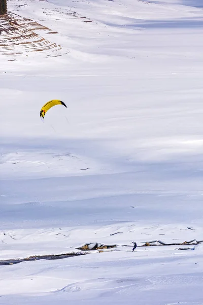 Люди роблять курорт на замерзлому гірському озері — стокове фото