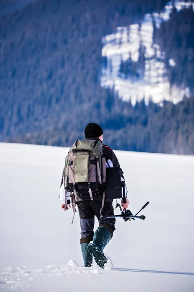 Professioneller Fotograf im Winter im Freien — Stockfoto