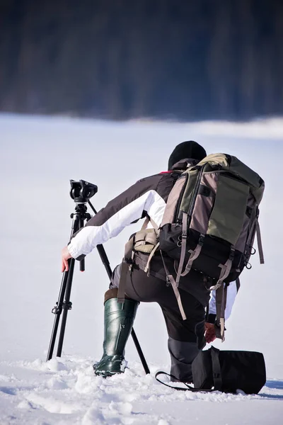 Professioneller Fotograf im Winter im Freien — Stockfoto
