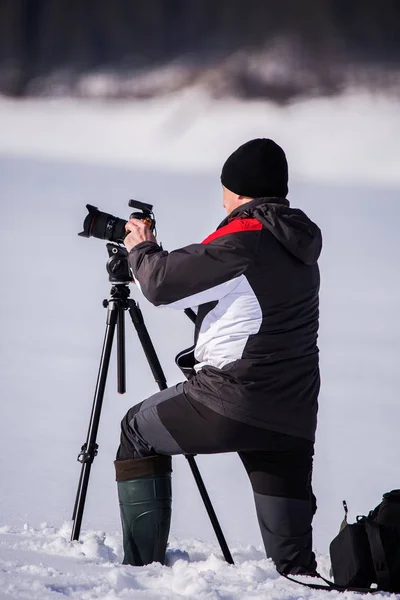 专业摄影师在冬天室外 — 图库照片