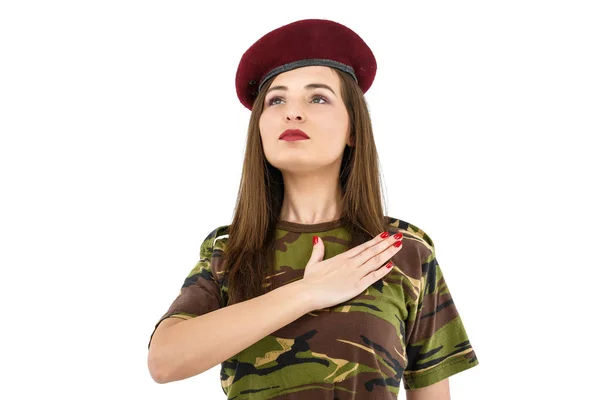 Katonai álcázás ruhát gyönyörű fiatal nő-katona — Stock Fotó
