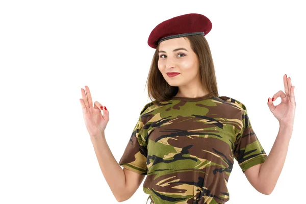 Fiatal nő katona katonai álcázás ruhát mutatja a béke — Stock Fotó
