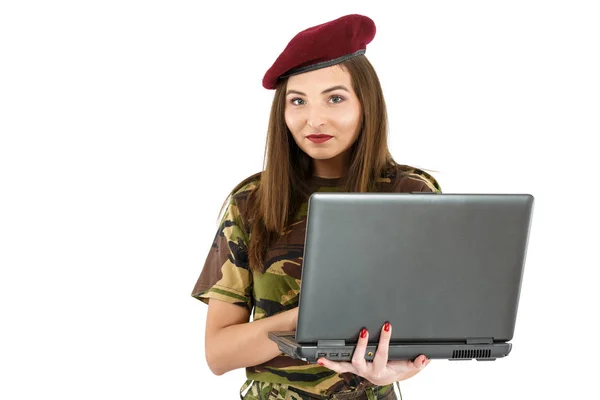 Jeune femme soldat en tenue de camouflage avec un ordinateur portable — Photo
