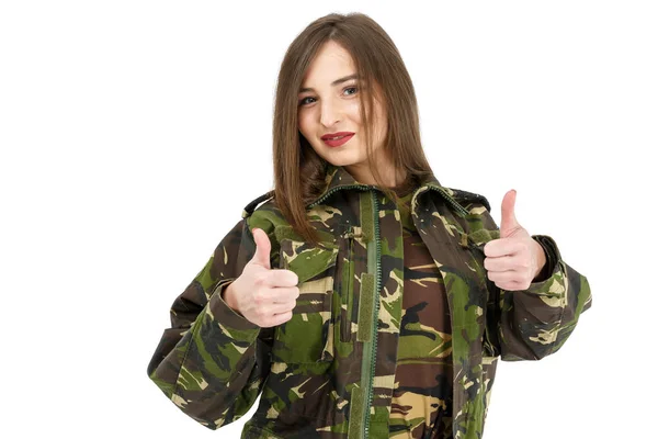 Fiatal nő katona katonai álcázás ruhát mutatja a béke — Stock Fotó