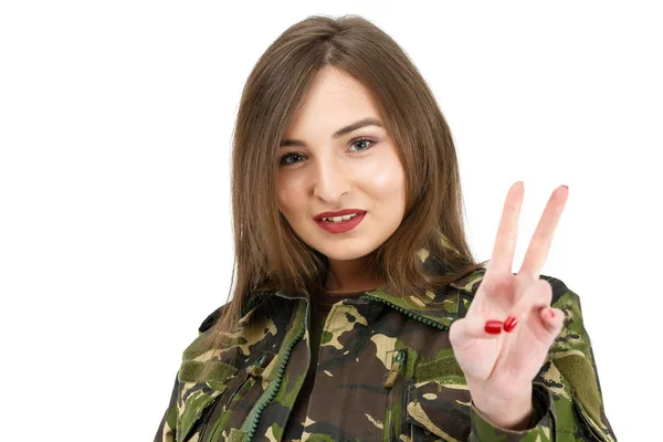 Junge Soldatin in militärischem Tarnkostüm zeigt Frieden — Stockfoto