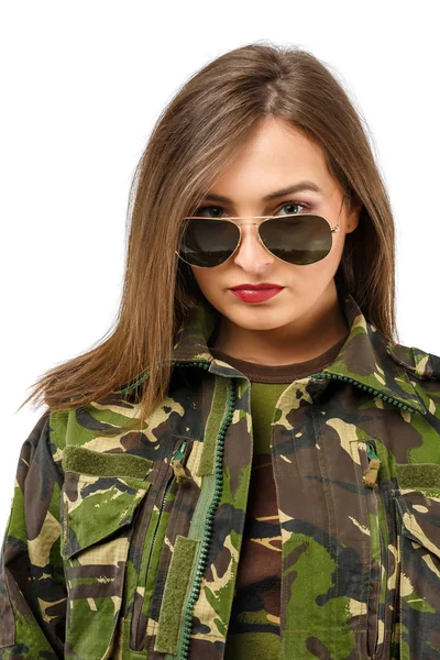 Porträtt av en vacker kvinna soldat med kamouflage uniform en — Stockfoto