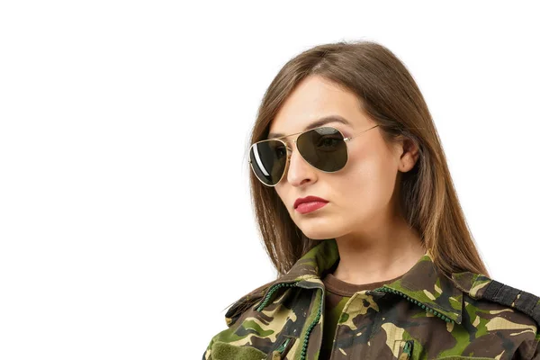 Portret van een mooie vrouw soldaat met camouflage uniform een — Stockfoto