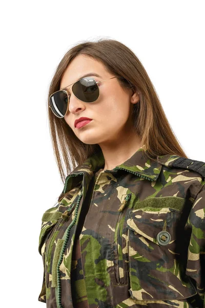 Kamuflaj üniforma ile bir güzel kadın asker portresi bir — Stok fotoğraf