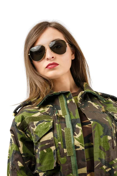 Portret van een mooie vrouw soldaat met camouflage uniform een — Stockfoto
