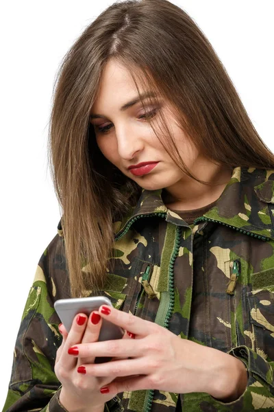 Soldado mulher com um telefone celular em camuflagem uniforme militar — Fotografia de Stock