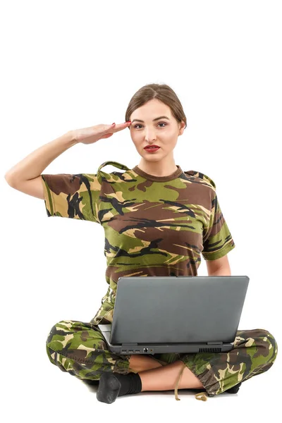 Schöne junge Soldatin im militärischen Tarnkostüm — Stockfoto