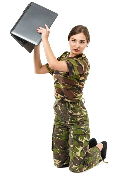 Jeune femme soldat en tenue de camouflage avec un ordinateur portable — Photo