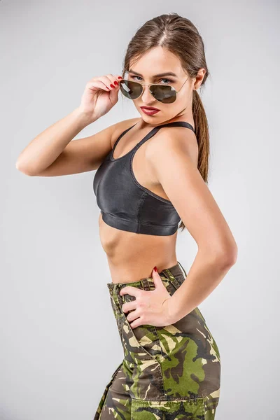 Bela mulher no uniforme militar camuflagem esportes — Fotografia de Stock