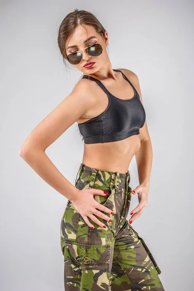 Krásná žena v jednotné vojenské maskování sportovní — Stock fotografie