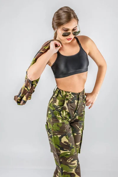 Hermosa mujer en uniforme militar camuflaje deportes —  Fotos de Stock
