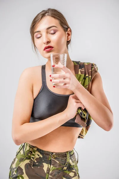 Donna soldato che beve acqua dopo l'esercizio — Foto Stock