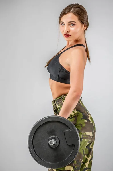 Női katona az edzőteremben csinál él a súlyzó — Stock Fotó