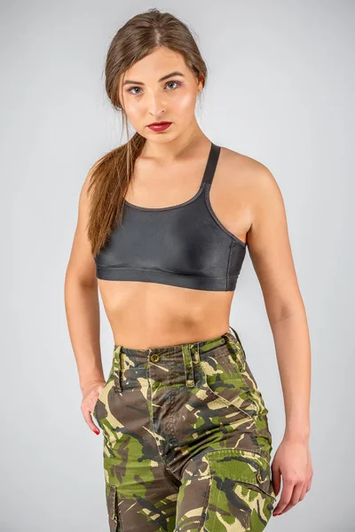 Bela mulher no uniforme militar camuflagem esportes — Fotografia de Stock