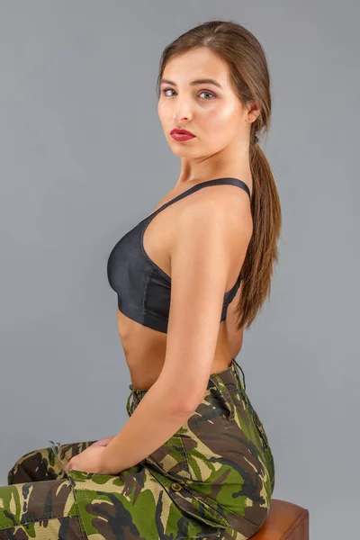 Mooie vrouw in militair uniform camouflage sport — Stockfoto