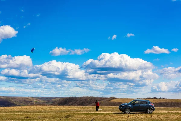 男人放松提高风筝的天性 — 图库照片