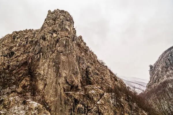 Cresta de montaña rocosa invierno —  Fotos de Stock