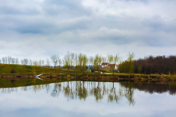 Bela paisagem abstrata com árvores e lago — Fotografia de Stock
