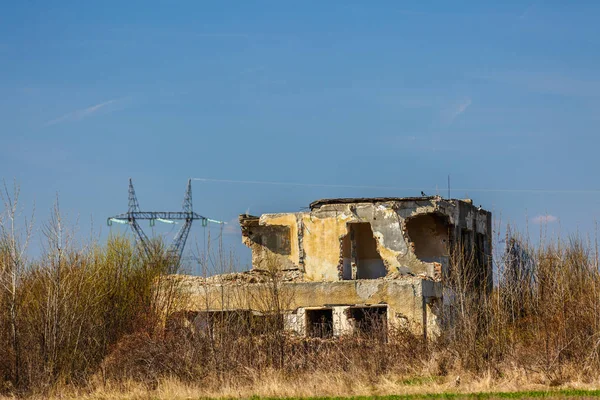 Ruïnes van verlaten gebouwen omringd door vegetatie — Stockfoto