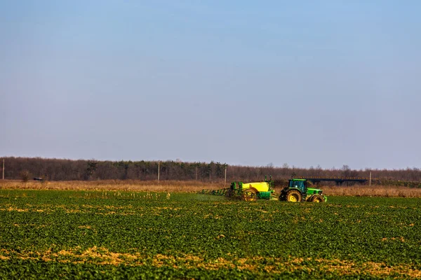 Attrezzature agricole sul campo che svolgono lavori primaverili — Foto Stock