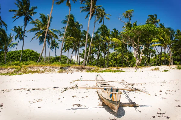 Tradiční Africká / Malagasy dřevěné ručně vyrobené rybářská loď — Stock fotografie