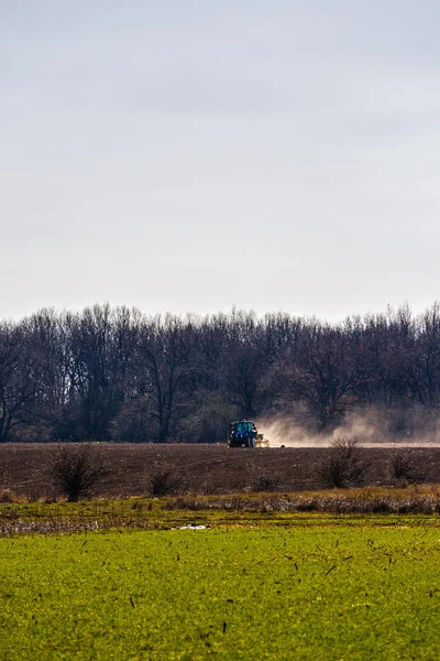 Zemědělské stroje v poli dělá práci na jaře — Stock fotografie