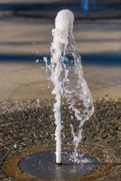 L'eau courante d'une fontaine dans le parc — Photo