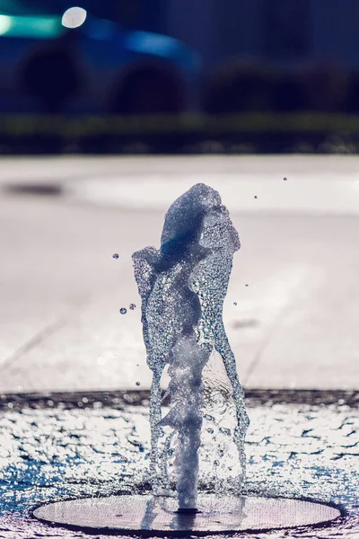 L'eau courante d'une fontaine dans le parc — Photo