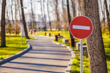 güzel bir bahar gününde park sokakta
