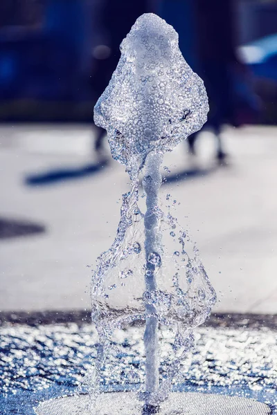 L'eau courante d'une fontaine dans le parc — Photo