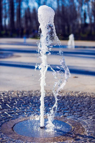 L'eau courante d'une fontaine dans le parc — Photo