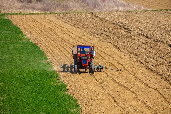 Traktor, pracující v oboru na jaře — Stock fotografie