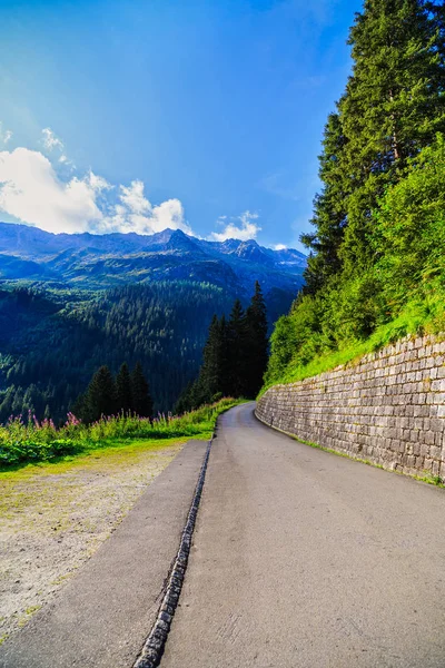 Beautiful scenery with a mountain road — Stock Photo, Image