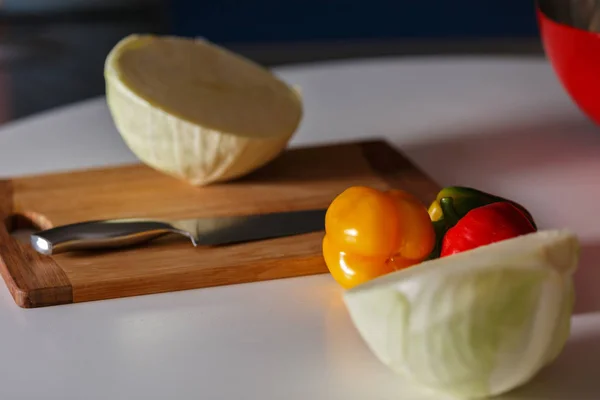 Paprika dalam tiga warna di atas meja di dapur — Stok Foto