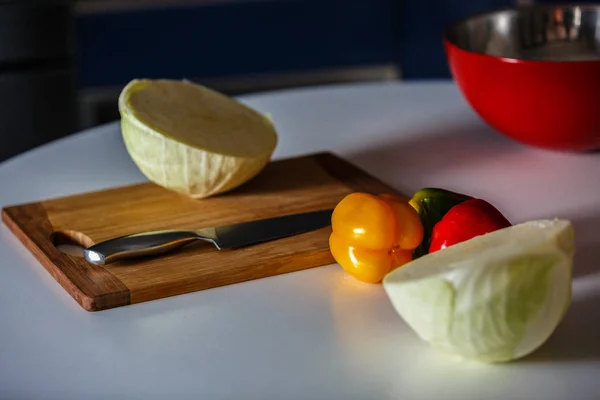 Paprika dalam tiga warna di atas meja di dapur — Stok Foto